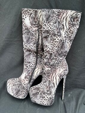 Feline patterned heeled boots